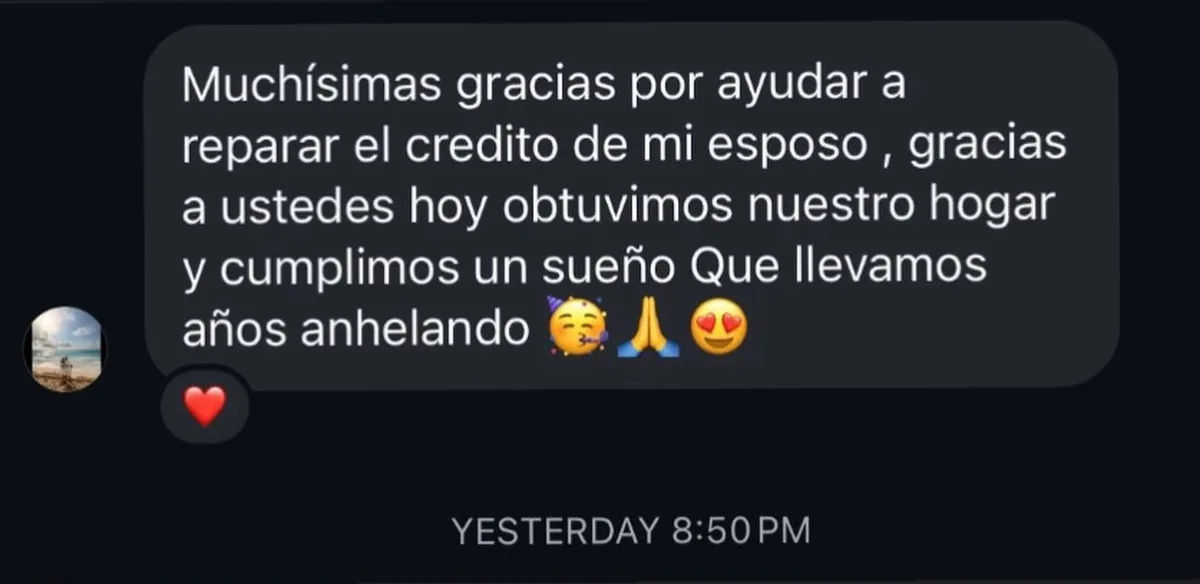 iMessage testimonial in Spanish thanking Daisy for repairing the client's husband's credit, leading to their first home purchase.