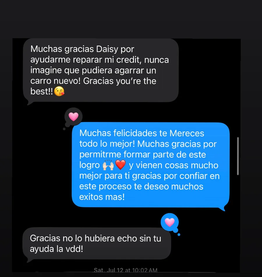 iMessage testimonial in Spanish from a client thanking Daisy for repairing her credit so she could buy a new car.