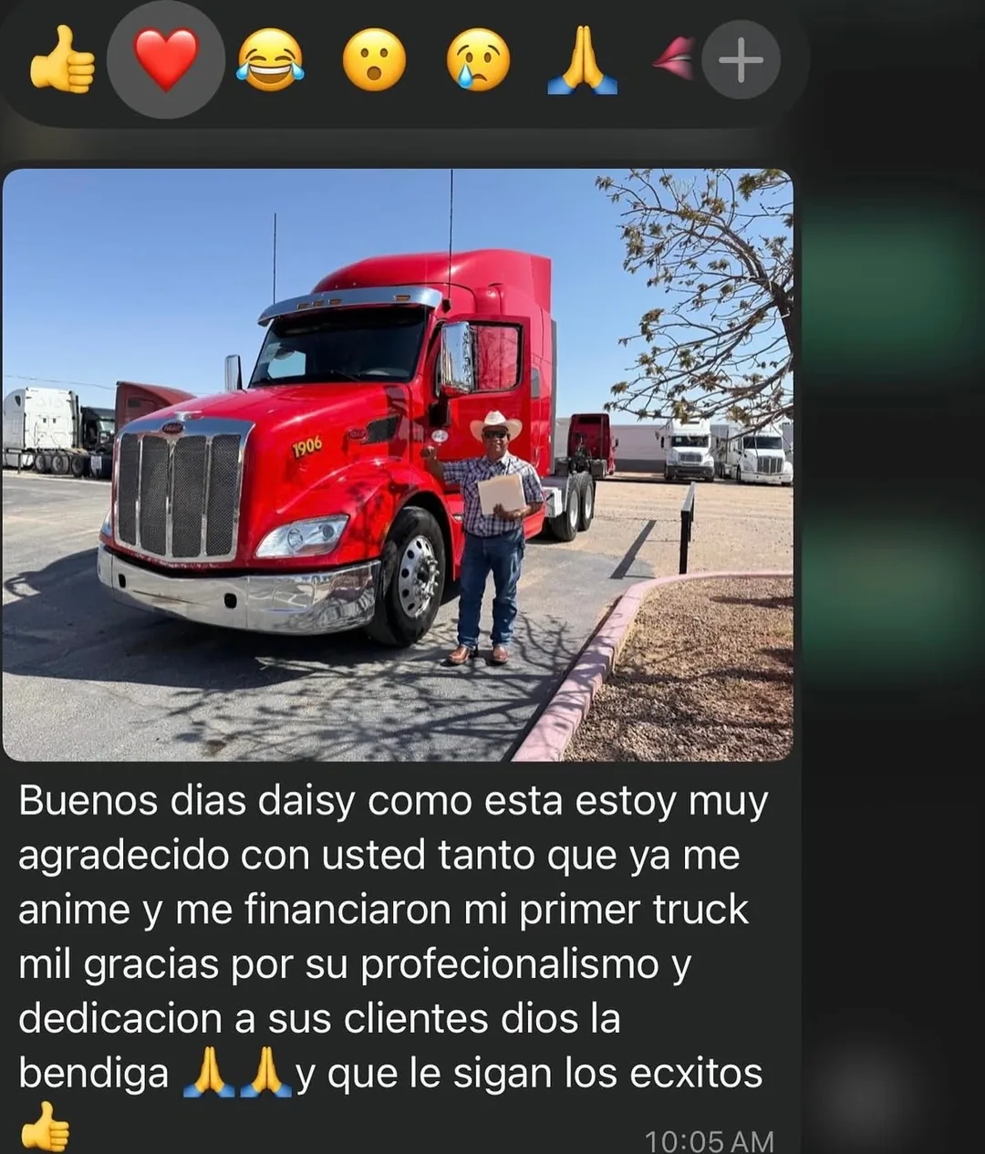WhatsApp testimonial in Spanish from a client standing in front of a red Peterbilt truck thanking Daisy for helping him get financed for his first truck.